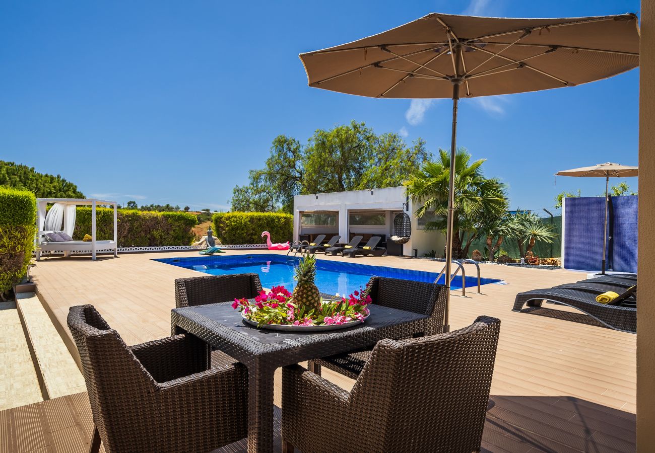 Villa em Guia - Villa Loendros OCV - Piscina e Jardim Privado