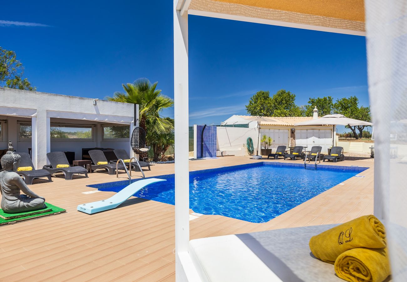 Villa em Guia - Villa Loendros OCV - Piscina e Jardim Privado