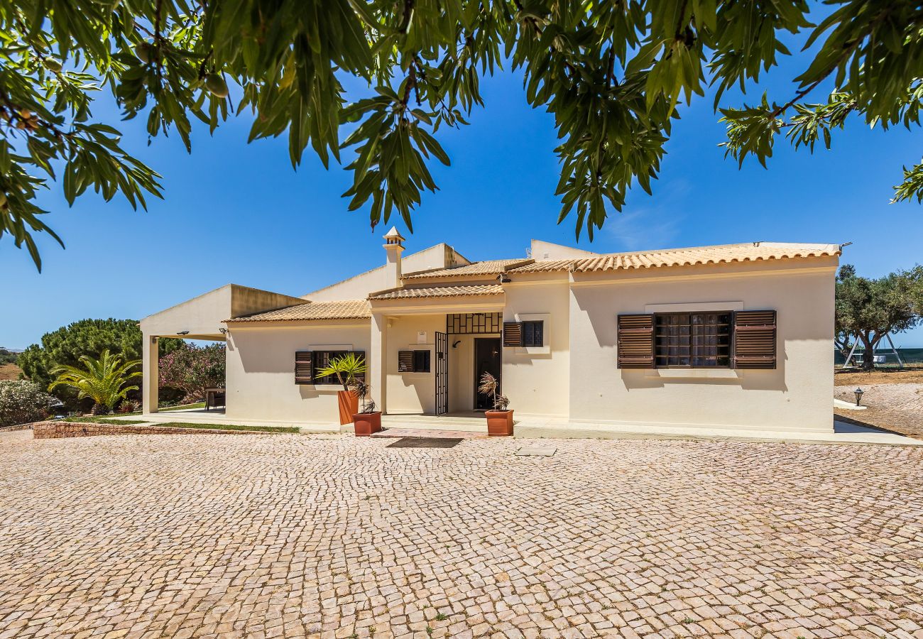 Villa em Guia - Villa Loendros OCV - Piscina e Jardim Privado