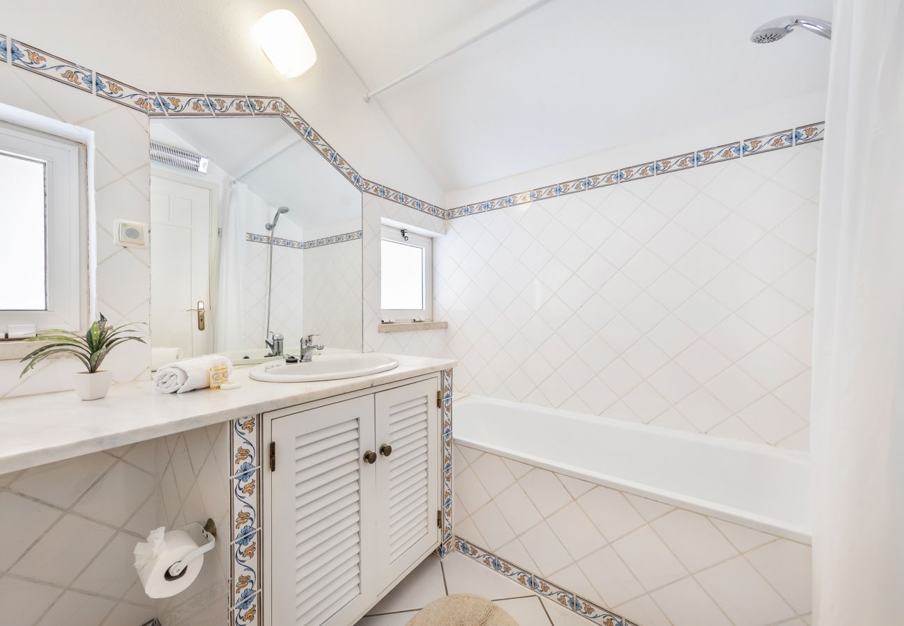 Villa em Galé - Villa Luz do Atlantico, 100m da praia e piscina privada