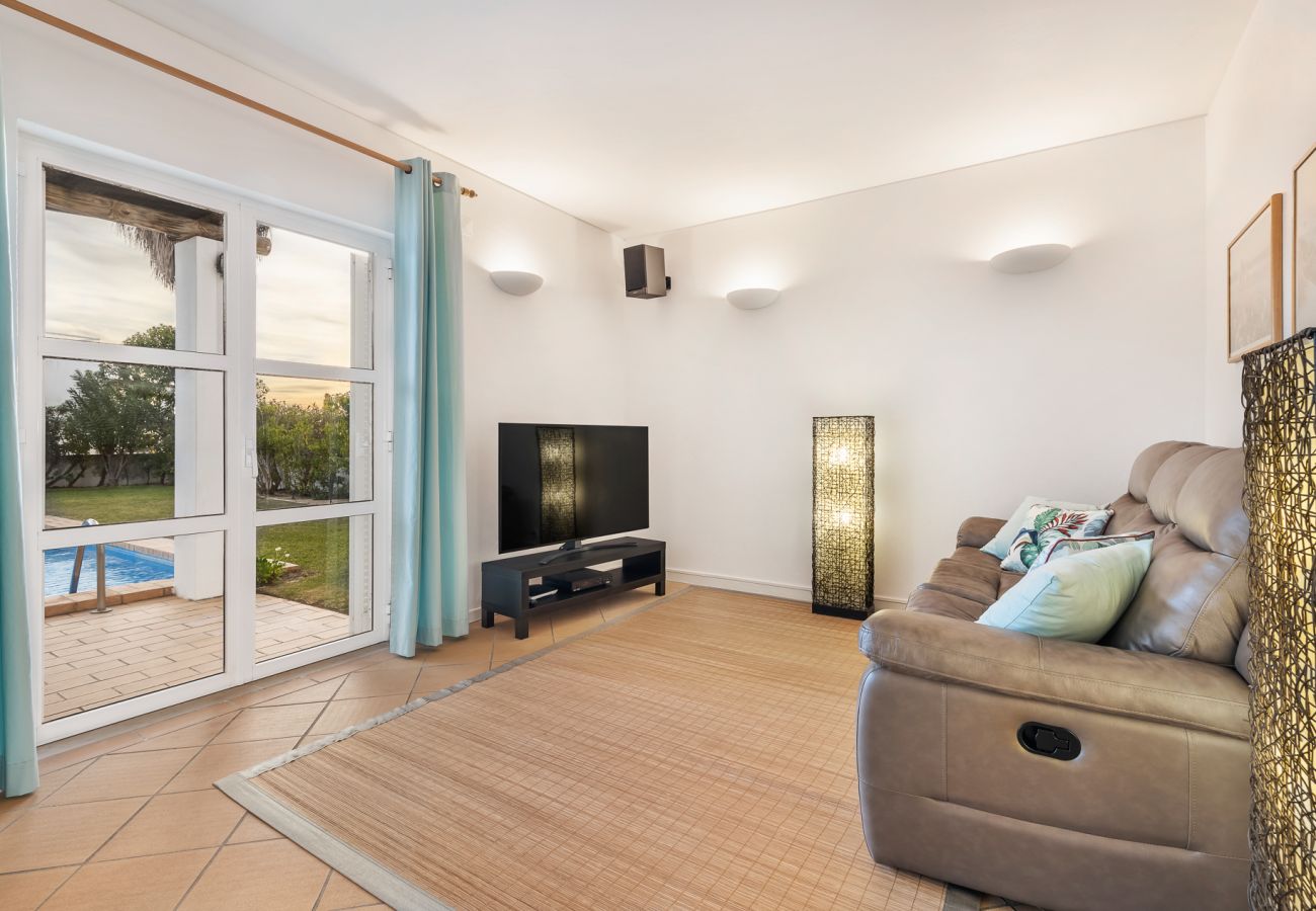Villa em Galé - Villa Luz do Atlantico, 100m da praia e piscina privada