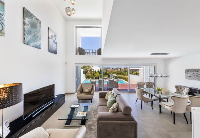 Villa em Albufeira - Design Villa OCV - Piscina Aquecida e jacuzzi Villa em Albufeira - Design Villa OCV - Piscina Aquecida e jacuzzi