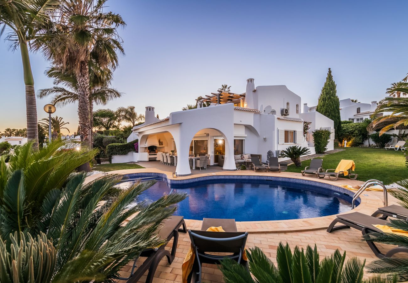 Villa em Albufeira - Villa Eva OCV - Privada com Piscina Aquecida e Sala de Jogos