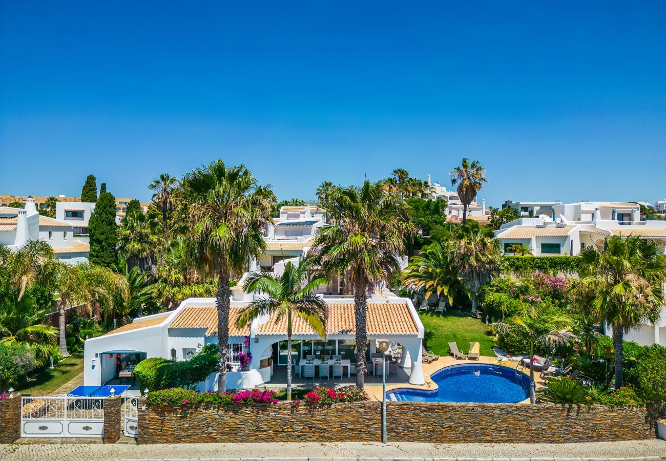 Villa em Albufeira - Villa Eva OCV - Privada com Piscina Aquecida e Sala de Jogos