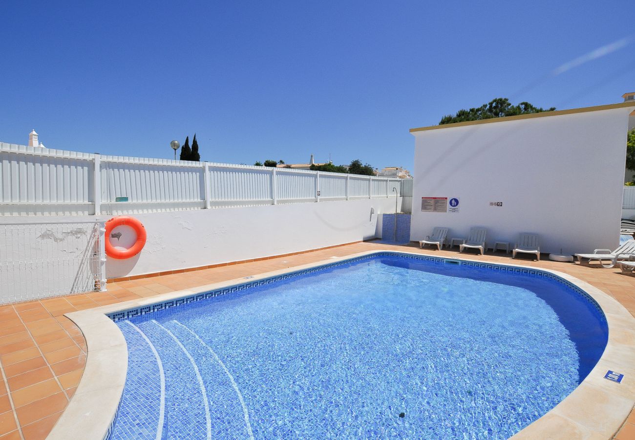 Villa em Albufeira - Walnut Townhouse OCV -perto do centro, piscina, terraço com sol 
