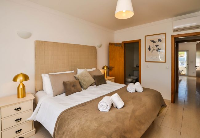 Villa em Albufeira - JoyaTownhouse OCV -perto do centro, piscina, terraço com sol  Villa em Albufeira - JoyaTownhouse OCV -perto do centro, piscina, terraço com sol