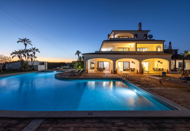 Apartamento em Albufeira - Apt Buganvilia OCV - Piscina e Estacionamento Apartamento em Albufeira - Apt Buganvilia OCV - Piscina e Estacionamento