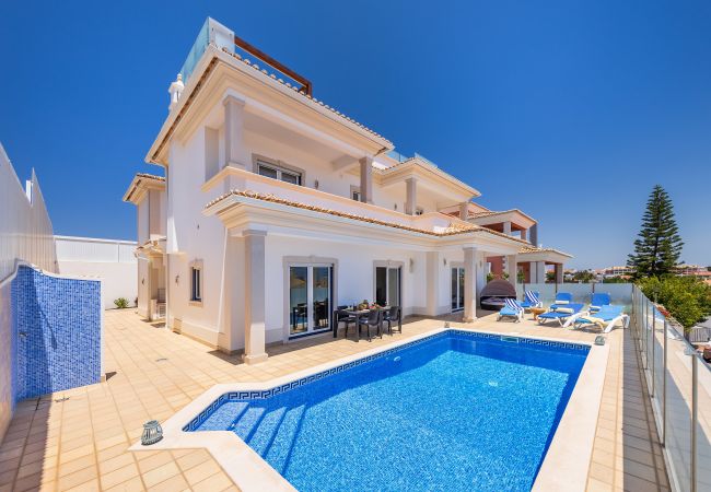 Villa em Albufeira - Villa Sunflower OCV - Jacuzzi Piscina privada e garagem Villa em Albufeira - Villa Sunflower OCV - Jacuzzi Piscina privada e garagem