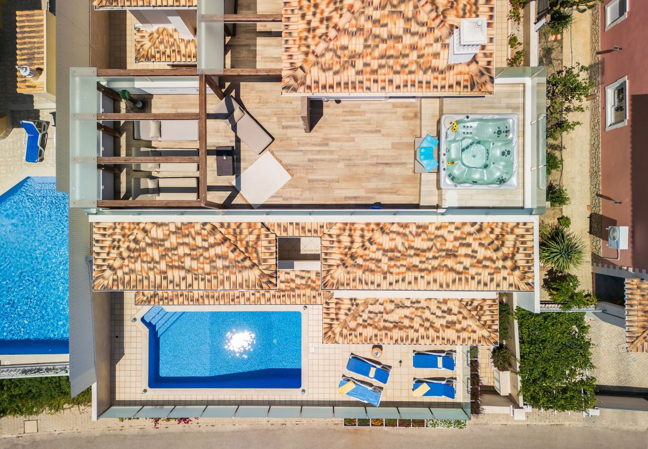 Villa em Albufeira - Villa Sunflower OCV - Jacuzzi Piscina privada e garagem