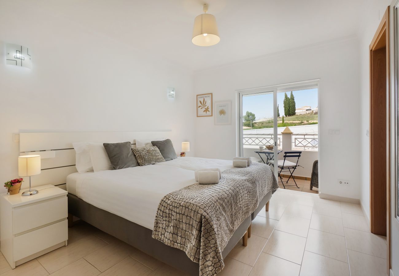 Villa em Albufeira - NOVO! Sunny Terrace House | BBQ, Piscina & Relax