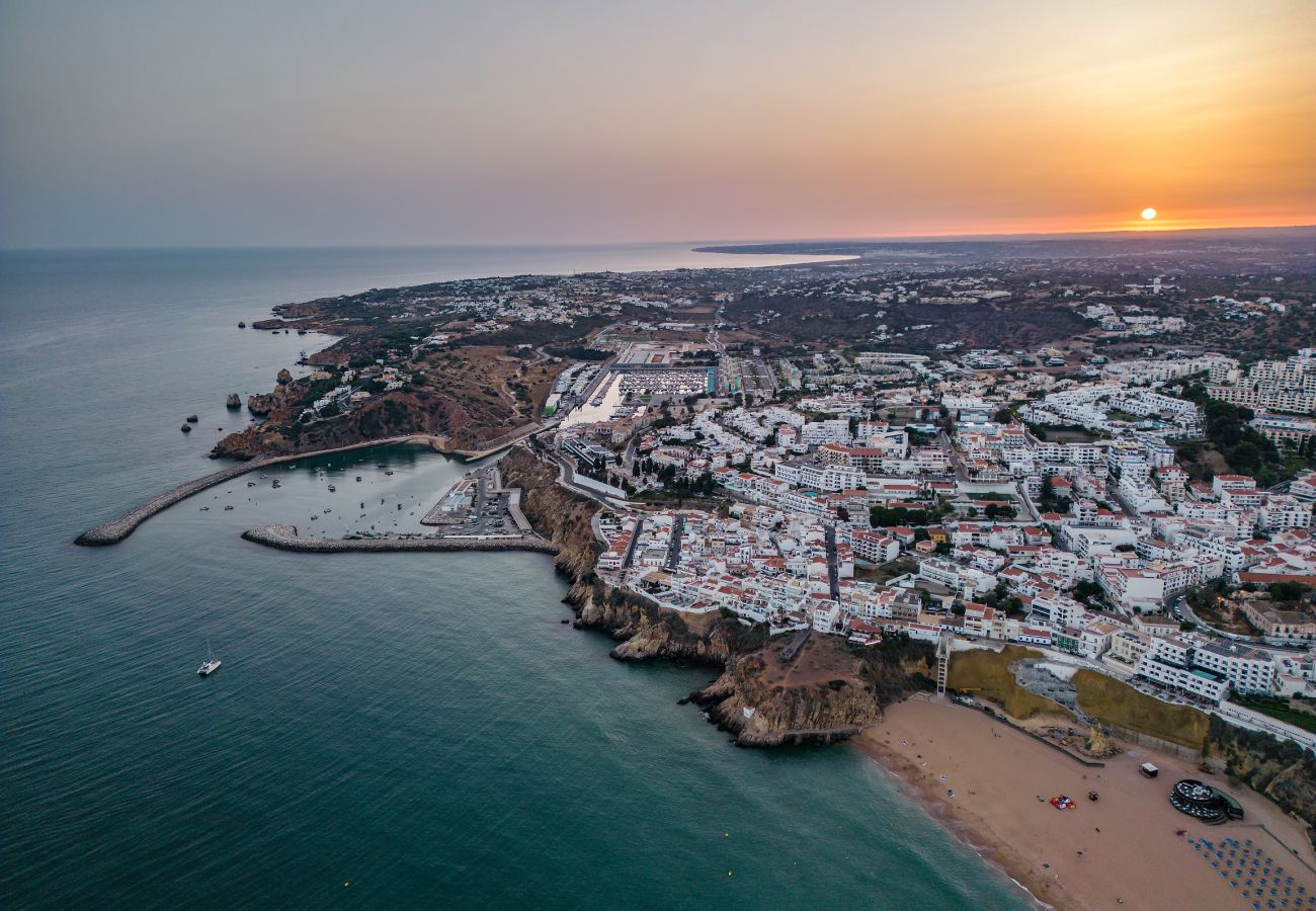 Villa em Albufeira - NOVO! Sunny Terrace House | BBQ, Piscina & Relax