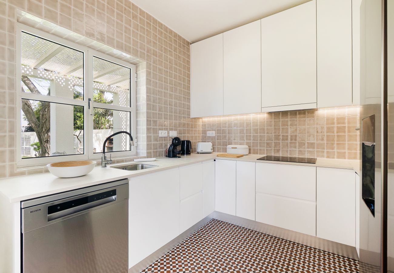 Villa in Galé - NEW for 2026 ✨ Renovated Galé Beach Villa | Pool | Walk to the beach