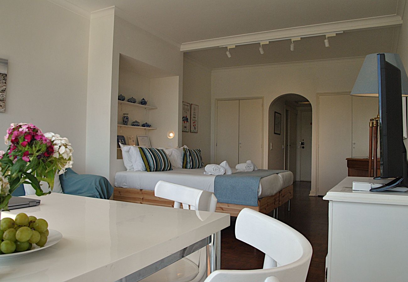Studio in Estoril - RENT4REST ESTORIL BEACHFRONT APARTMENT - STUDIO