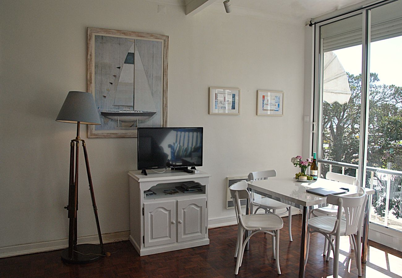 Studio in Estoril - RENT4REST ESTORIL BEACHFRONT APARTMENT - STUDIO
