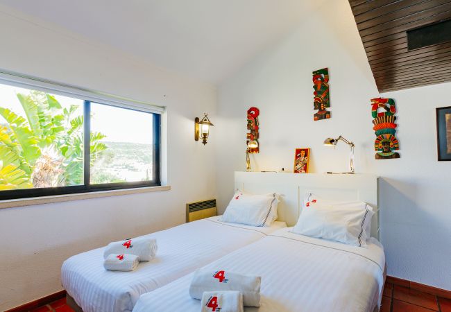 House in Sesimbra - RENT4REST SESIMBRA 4BDR OCEAN VIEW AND PRIVATE POOL VILLA House in Sesimbra - RENT4REST SESIMBRA 4BDR OCEAN VIEW AND PRIVATE POOL VILLA