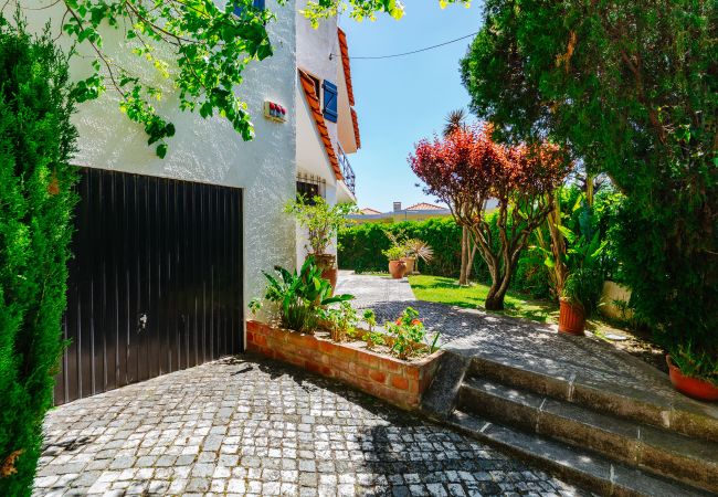 House in Sesimbra - RENT4REST SESIMBRA 4BDR OCEAN VIEW AND PRIVATE POOL VILLA House in Sesimbra - RENT4REST SESIMBRA 4BDR OCEAN VIEW AND PRIVATE POOL VILLA