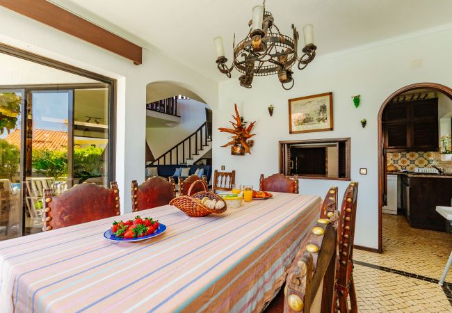 House in Sesimbra - RENT4REST SESIMBRA 4BDR OCEAN VIEW AND PRIVATE POOL VILLA House in Sesimbra - RENT4REST SESIMBRA 4BDR OCEAN VIEW AND PRIVATE POOL VILLA