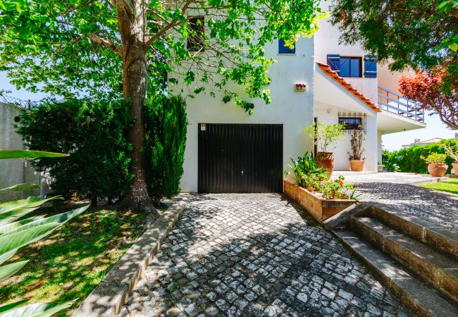 House in Sesimbra - RENT4REST SESIMBRA 4BDR OCEAN VIEW AND PRIVATE POOL VILLA House in Sesimbra - RENT4REST SESIMBRA 4BDR OCEAN VIEW AND PRIVATE POOL VILLA