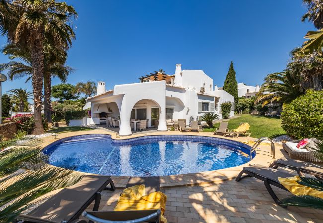 Villa/Dettached house in Albufeira - Villa Eva OCV - Private with Heated Pool and Games Room