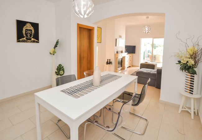 Villa in Albufeira - JoyaTownhouse OCV - near the center, pool and sunny terrace Villa in Albufeira - JoyaTownhouse OCV - near the center, pool and sunny terrace