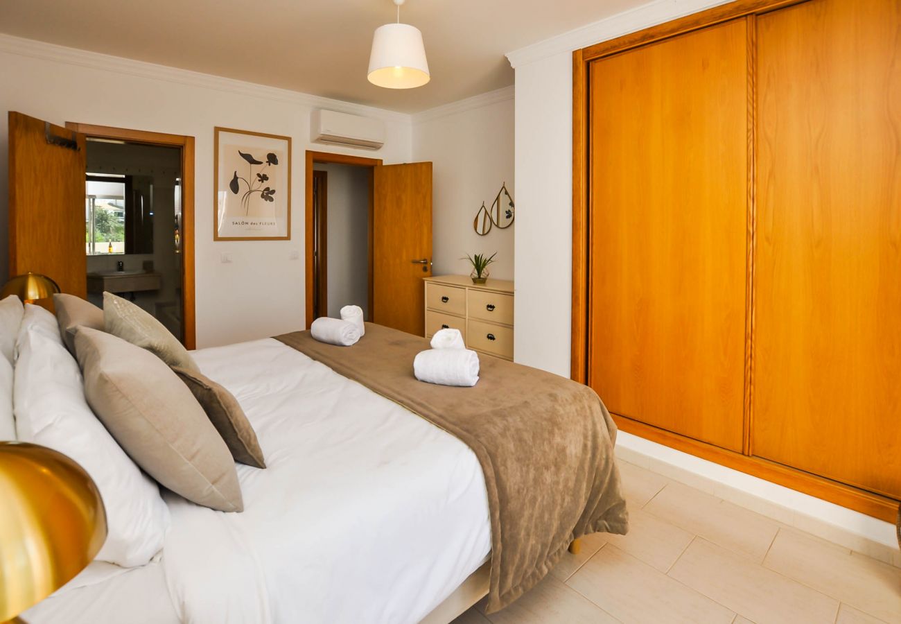 Villa in Albufeira - JoyaTownhouse OCV - near the center, pool and sunny terrace
