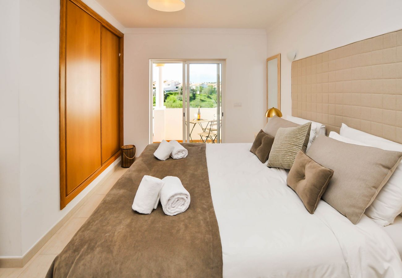 Villa in Albufeira - JoyaTownhouse OCV - near the center, pool and sunny terrace