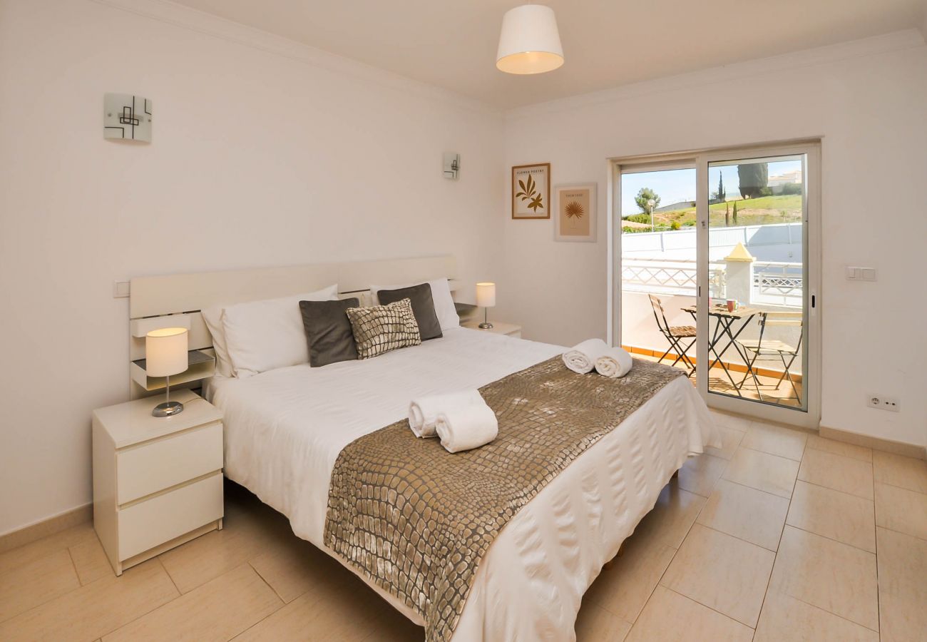 Villa in Albufeira - JoyaTownhouse OCV - near the center, pool and sunny terrace