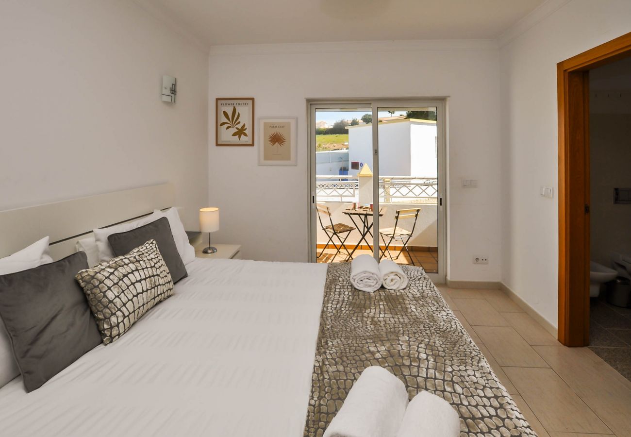 Villa in Albufeira - JoyaTownhouse OCV - near the center, pool and sunny terrace
