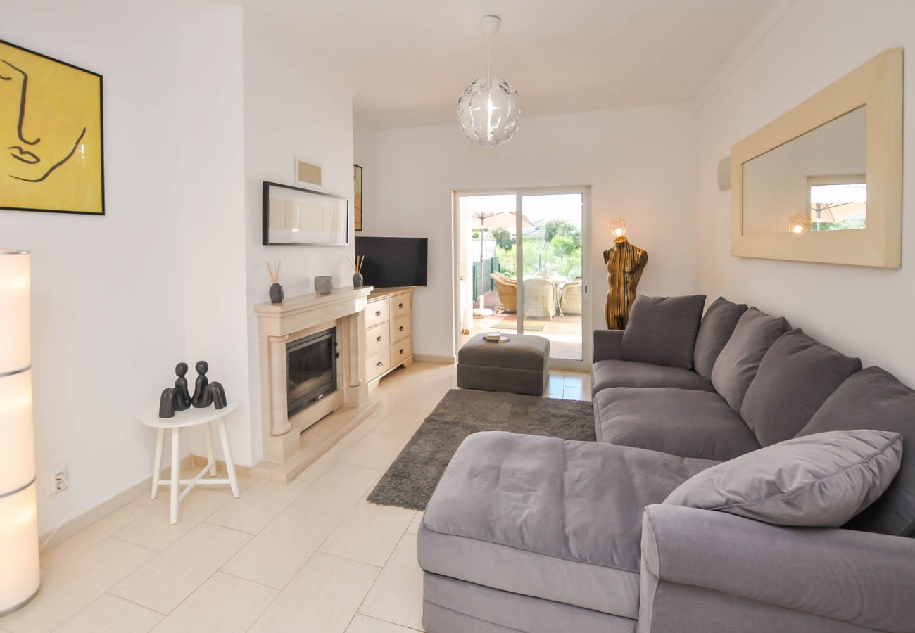 Villa in Albufeira - JoyaTownhouse OCV - near the center, pool and sunny terrace