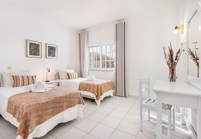 Apartment in Albufeira - Flat Buganvilia OCV - Pool & Private Parking Apartment in Albufeira - Flat Buganvilia OCV - Pool & Private Parking