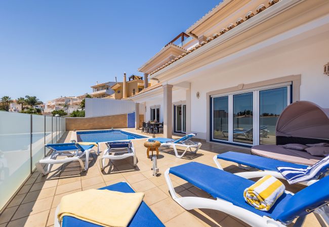 Villa in Albufeira - Villa Sunflower OCV - Pool & Jacuzzi Villa in Albufeira - Villa Sunflower OCV - Pool & Jacuzzi