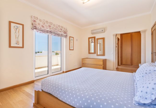 Villa in Albufeira - Villa Sunflower OCV - Pool & Jacuzzi Villa in Albufeira - Villa Sunflower OCV - Pool & Jacuzzi