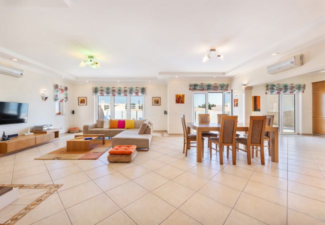 Villa in Albufeira - Villa Sunflower OCV - Pool & Jacuzzi Villa in Albufeira - Villa Sunflower OCV - Pool & Jacuzzi