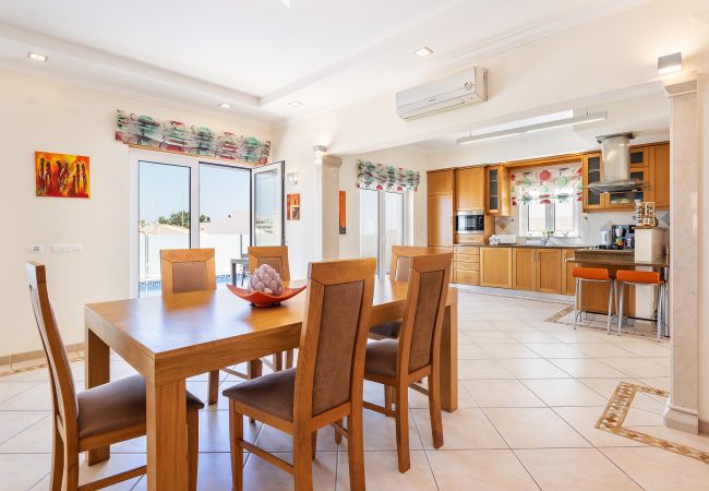 Villa in Albufeira - Villa Sunflower OCV - Pool & Jacuzzi Villa in Albufeira - Villa Sunflower OCV - Pool & Jacuzzi