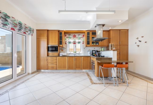 Villa in Albufeira - Villa Sunflower OCV - Pool & Jacuzzi Villa in Albufeira - Villa Sunflower OCV - Pool & Jacuzzi