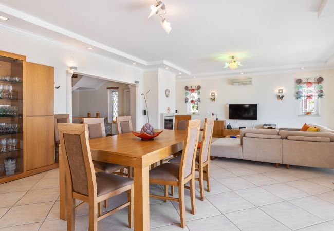 Villa in Albufeira - Villa Sunflower OCV - Pool & Jacuzzi Villa in Albufeira - Villa Sunflower OCV - Pool & Jacuzzi