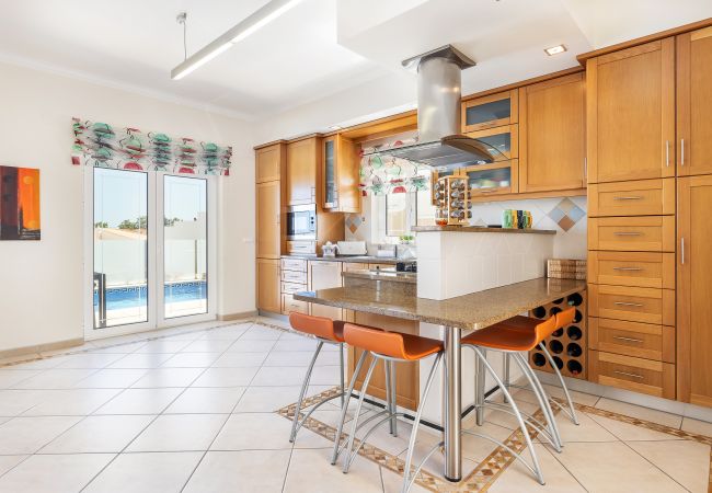 Villa in Albufeira - Villa Sunflower OCV - Pool & Jacuzzi Villa in Albufeira - Villa Sunflower OCV - Pool & Jacuzzi