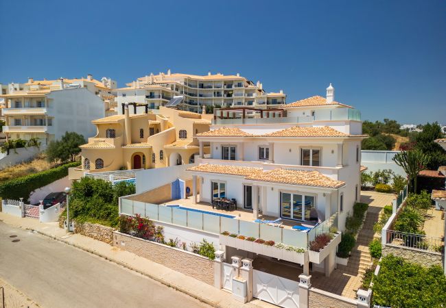 Villa in Albufeira - Villa Sunflower OCV - Pool & Jacuzzi Villa in Albufeira - Villa Sunflower OCV - Pool & Jacuzzi