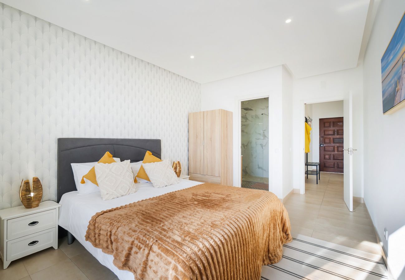 Apartment in Albufeira - Boat Apt OCV – 100m from beach, with pool